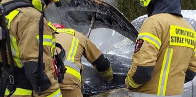 Legionowo: Pożar chryslera przy ul. Senatorskiej. Ogień objął komorę silnika