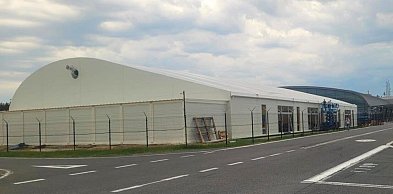Lotnisko w Modlinie z dodatkowym tymczasowym terminalem. Pasażerowie skorzy...