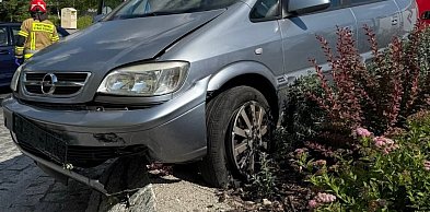 Chotomów: Opel zawisł na rondzie. Kierowca miał ponad 2,5 promila