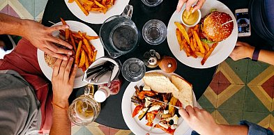 Dlaczego jedzenie w restauracji smakuje inaczej niż w domu?
