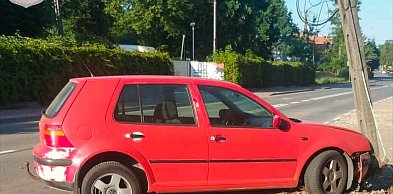 Chotomów: Volkswagen uderzył w słup telekomunikacyjny