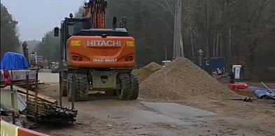 Znów opóźnienie! Ruch wahadłowy na DW632 w Komornicy potrwa dłużej-142349