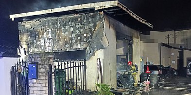 Pożar warsztatu w Łajskach. Ogień zabrał dorobek życia, ruszyła zbiórka...-143283