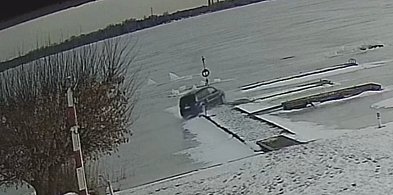 Jeździł autem po lodzie. Zniszczył pomost należący do LWOPR-u [WIDEO]