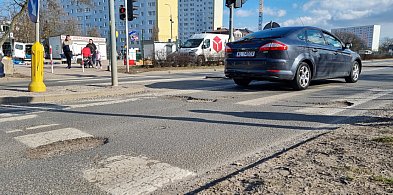 Dziury jak w szwajcarskim serze. Kiedy starostwo naprawi ul. Sobieskiego?