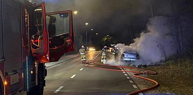 Komornica: Pożar samochodu przy Wspólnej. Skoda spłonęła niemal doszczętnie
