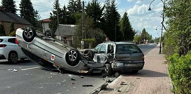 Nieporęt: Uderzył w zaparkowanego fiata i dachował. 79-latek ukarany mandatem