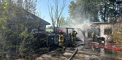 Legionowo: Kłęby czarnego dymu nad miastem. Ogień strawił garaże i dwa samochody