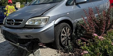 Chotomów: Opel zawisł na rondzie. Kierowca miał ponad 2,5 promila