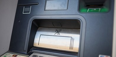 Nie wkładaj karty do bankomatu! Ekspert tłumaczy, jak działają oszuści...-141994