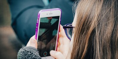 Badanie: 70 proc. nastolatków jest uzależnionych od komórek. Zakaz telefonów...