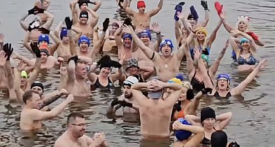 W Jeziorze Zegrzyńskim znów zaroiło się od morsów! Do wody weszła też...-142361