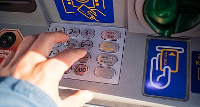 Zmiany w dostępie do gotówki. Sklepy mogą przejąć rolę bankomatów-142945