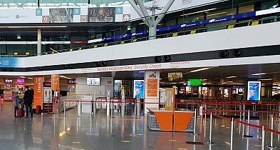 Rewolucja na Lotnisku Chopina. Koniec z wyrzucaniem napojów przed kontrolą...-143800
