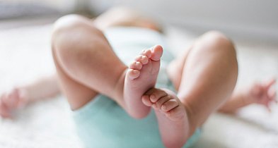 Niemowlęta „mówią” całym ciałem. Ruch rąk i nóg wspiera naukę mowy