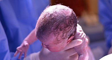 Rząd chce zmian w porodówkach. "Minimum dwa porody dziennie"