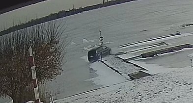 Jeździł autem po lodzie. Zniszczył pomost należący do LWOPR-u [WIDEO]