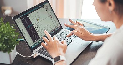 Polacy dorabiają, gdzie się da! Oto, w jakich branżach łapią zlecenia