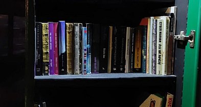 Zabierał książki z "książkobudki" w Dosinie. Po przesłuchaniu zaczął je oddawać