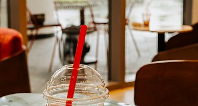 Plastikowe słomki wciąż w użyciu. Wykorzystują lukę w przepisach