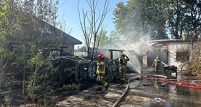 Legionowo: Kłęby czarnego dymu nad miastem. Ogień strawił garaże i dwa samochody