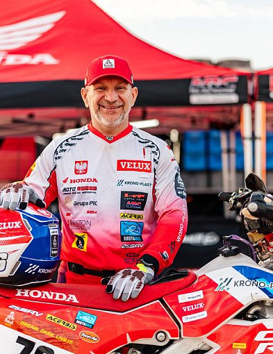 Robert Przybyłowski na mecie Rajdu Dakar 2026. Motocyklista z powiatu...