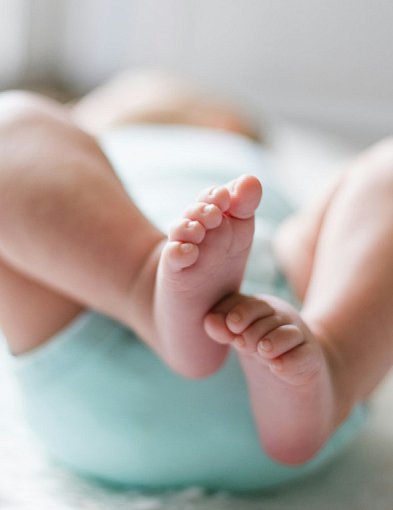 Niemowlęta „mówią” całym ciałem. Ruch rąk i nóg wspiera naukę mowy