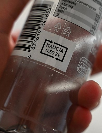 Płacimy kaucję przy zakupie i... nie oddajemy butelek? Nowe badanie pokazuje...