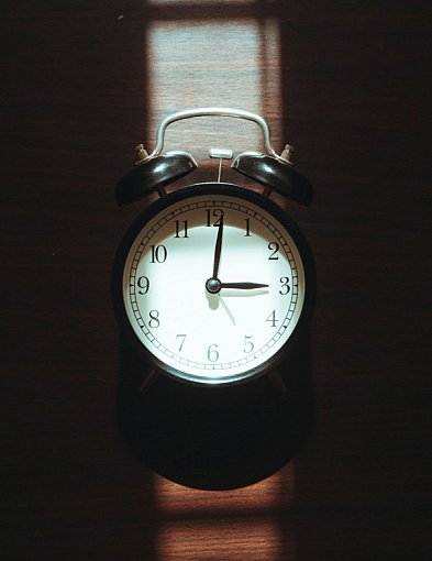 Zmiana czasu na letni. Pracujesz w nocy? Pensja bez zmian, ale jeden dodatek...