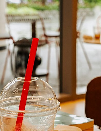 Plastikowe słomki wciąż w użyciu. Wykorzystują lukę w przepisach