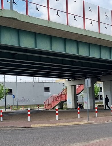Słupki zamiast "dzikiego" parkingu. Urząd Miasta wyjaśnia zmiany pod wiaduktem