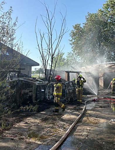 Legionowo: Kłęby czarnego dymu nad miastem. Ogień strawił garaże i dwa samochody