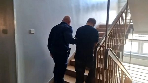 Pijany kierowca chciał rozjechać policjanta. Pościg zakończył się w Dębem