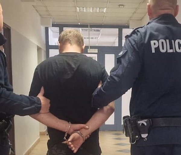 Pijany kierowca chciał rozjechać policjanta. Pościg zakończył się w Dębem-141194