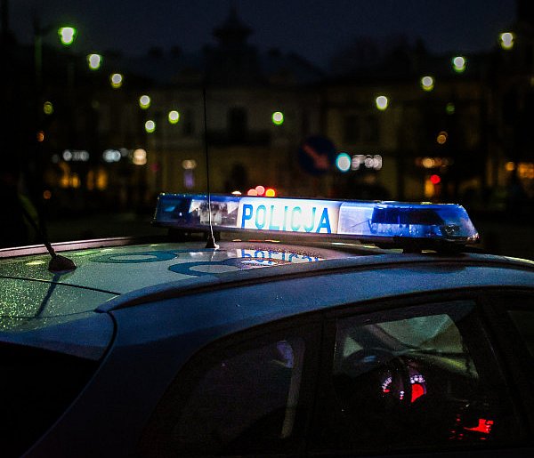 Jabłonna: Służby weszły do mieszkania siłą. Okazało się, że seniorka...-141666