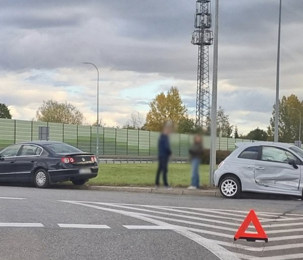Obwodnica Jabłonny: Wjazd na rondo na czerwonym świetle zakończony kolizją-141771