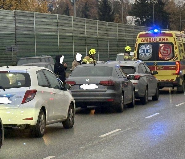 Zderzenie toyoty, volkswagena i hyundaia w Jabłonnie. Sprawczyni ukarana...-142184