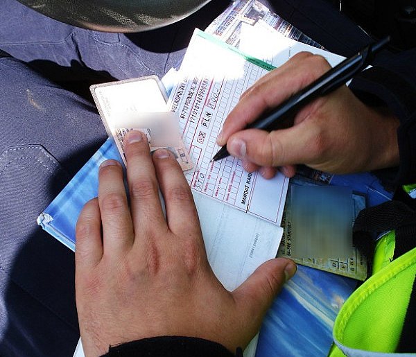 Mandaty, zabrane prawa jazdy i pijani kierowcy. Bilans długiego weekendu...-142373