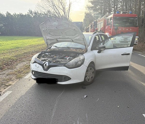 Szadki: Zderzenie renault ze skuterem na DW622-142418