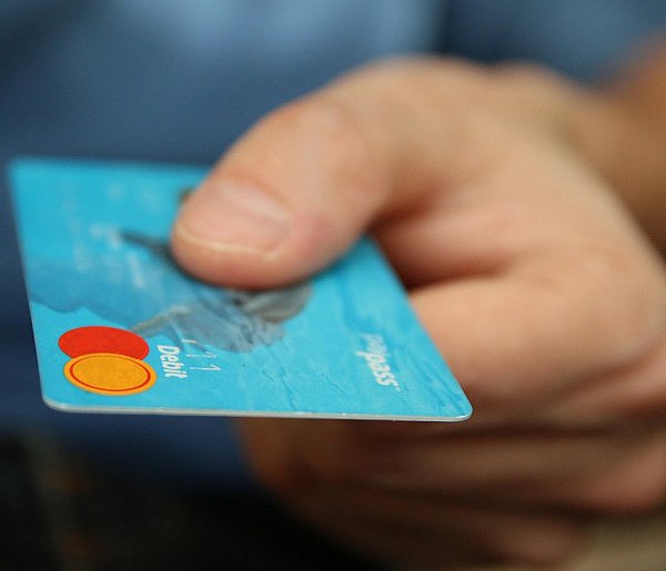 Fiskus skontroluje płatności kartą Polaków? Resort zabiera głos-142578