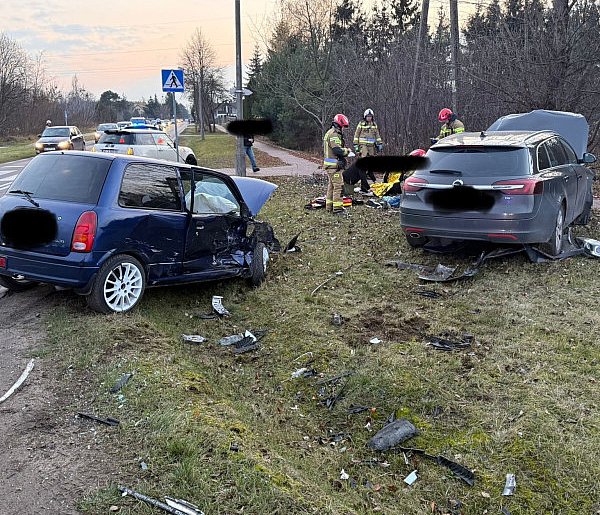 Łajski: Zderzenie dwóch aut na Kościelnej. Dwie osoby w szpitalu-142586