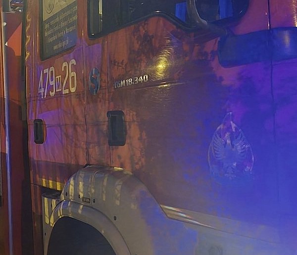 Samochód roztrzaskał się na ogrodzeniu posesji, z auta wypadł silnik...-143220