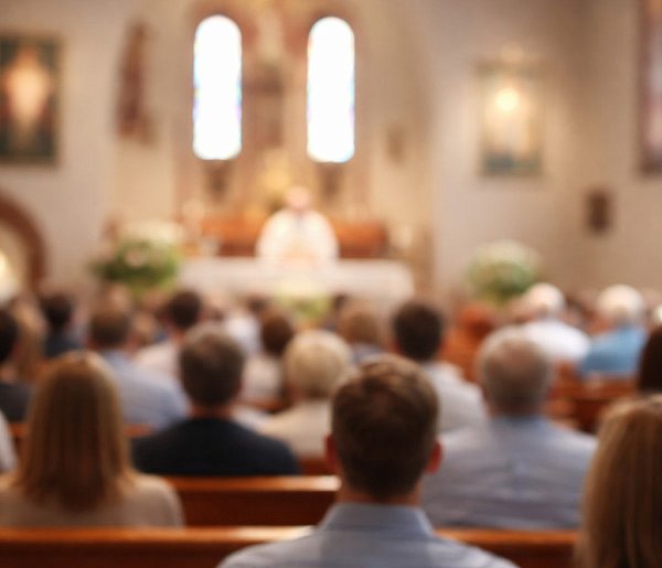 Ilu Polaków naprawdę chodzi do kościoła? Jedna statystyka szokuje-143304