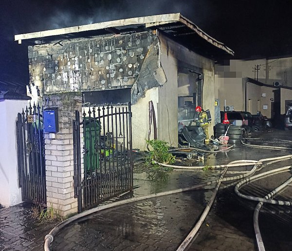 Łajski: Pożar garażu przy Grzybowej. Jedna osoba w szpitalu-143277