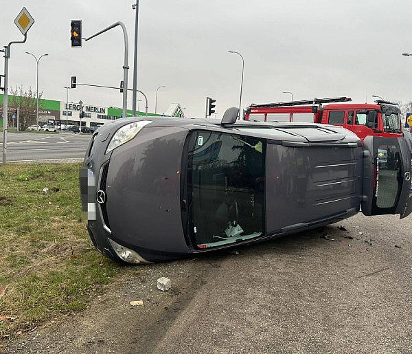 Jabłonna: Zderzenie dwóch osobówek koło Lidla. Jedno z aut przewróciło się...-143448
