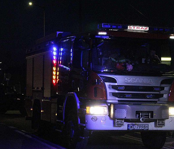 Olszewnica Nowa: Citroen uderzył w drzewo. Jedna osoba w szpitalu-143455