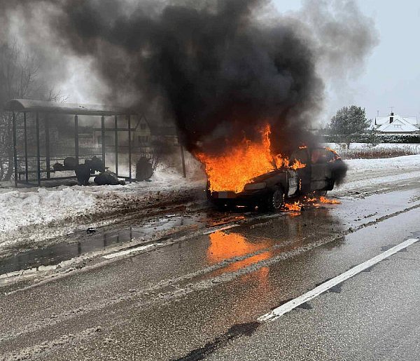 Auto w ogniu na DW631. Interwencja strażaków w Krubinie-143983