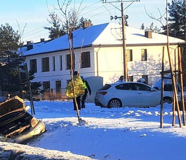 Rajszew: Kolizja na Modlińskiej. Jedno auto w przydrożnym rowie