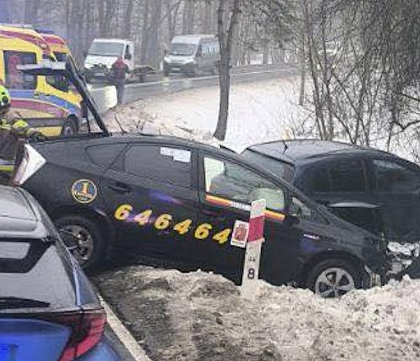Kolizja na DW632 w Stanisławowie Pierwszym. Dwie osoby przewiezione do szpitali