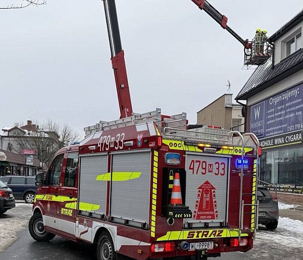 Legionowo: Zwisające sople zagrażały przechodniom